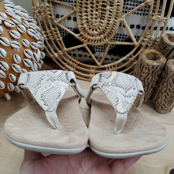 Vionic Wanda Sandals Leather Snake Adjustable Post Toe Bone Comfort Womens 9/41 - Picture 3 of 12